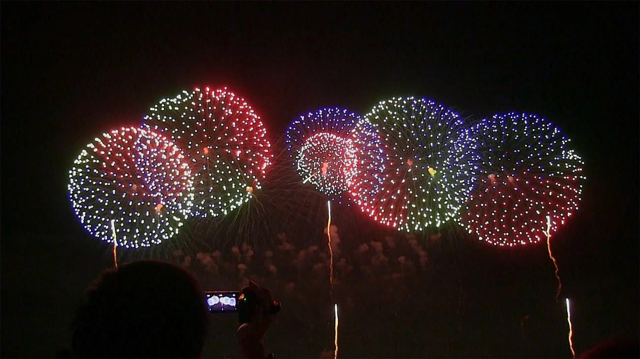 こうのす花火大会~重さ元世界一の記録を持つ四尺玉打ち上げ (埼玉県)