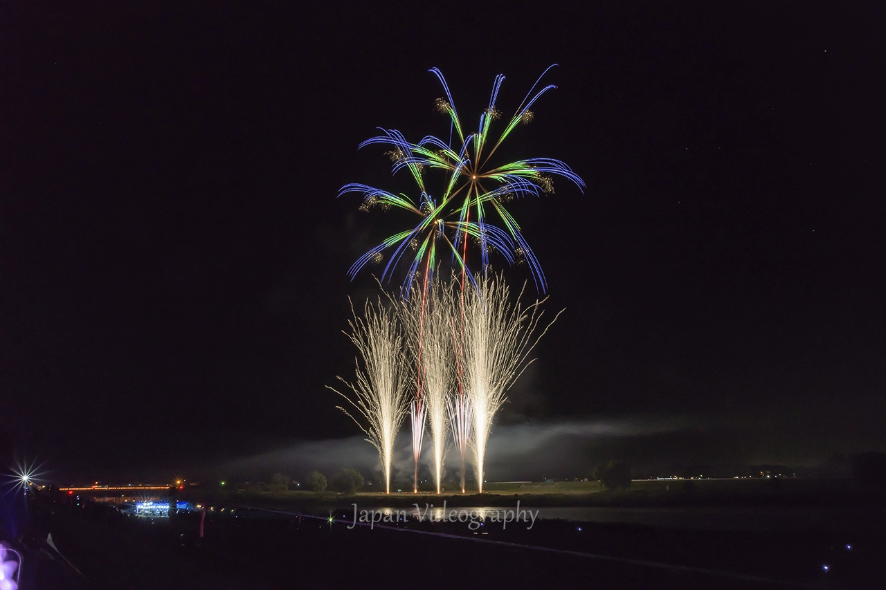 大石田まつり最上川花火大会-夜空を彩る圧巻の20号玉10連発｜山形県大石田町