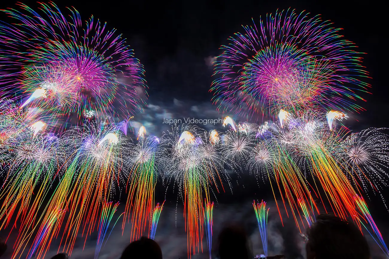 神明の花火大会~想像を超える色彩豊かな虹色花火｜山梨県市川三郷町