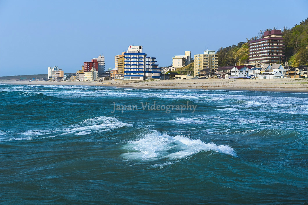 山形県湯ノ浜海水浴場と湯浜温泉郷の風景