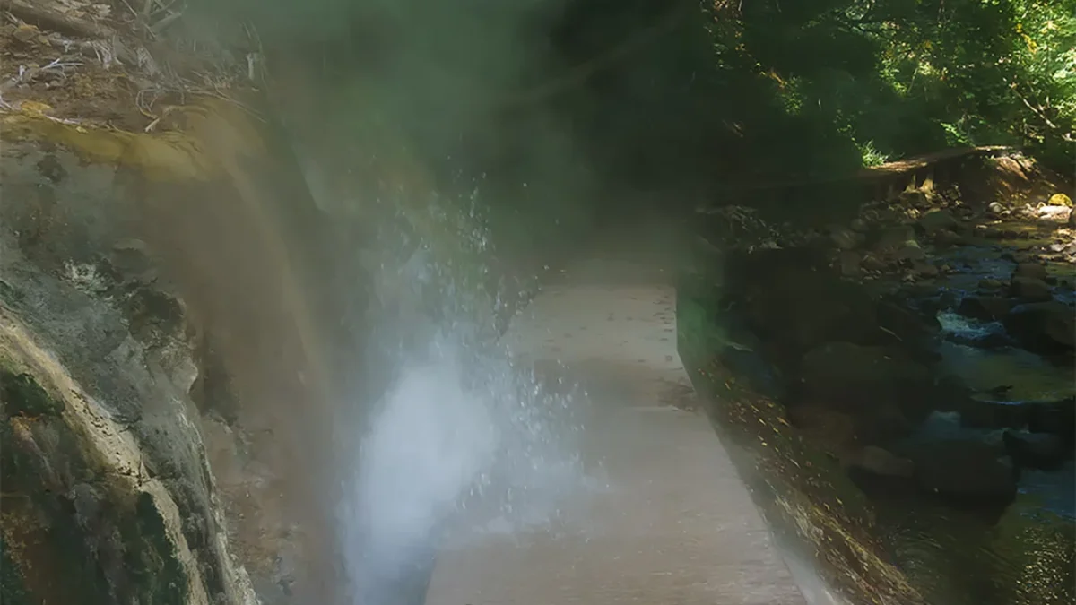 岩壁から温泉が湧き出る観光名所！鬼首・地獄谷遊歩道 | 宮城県大崎市