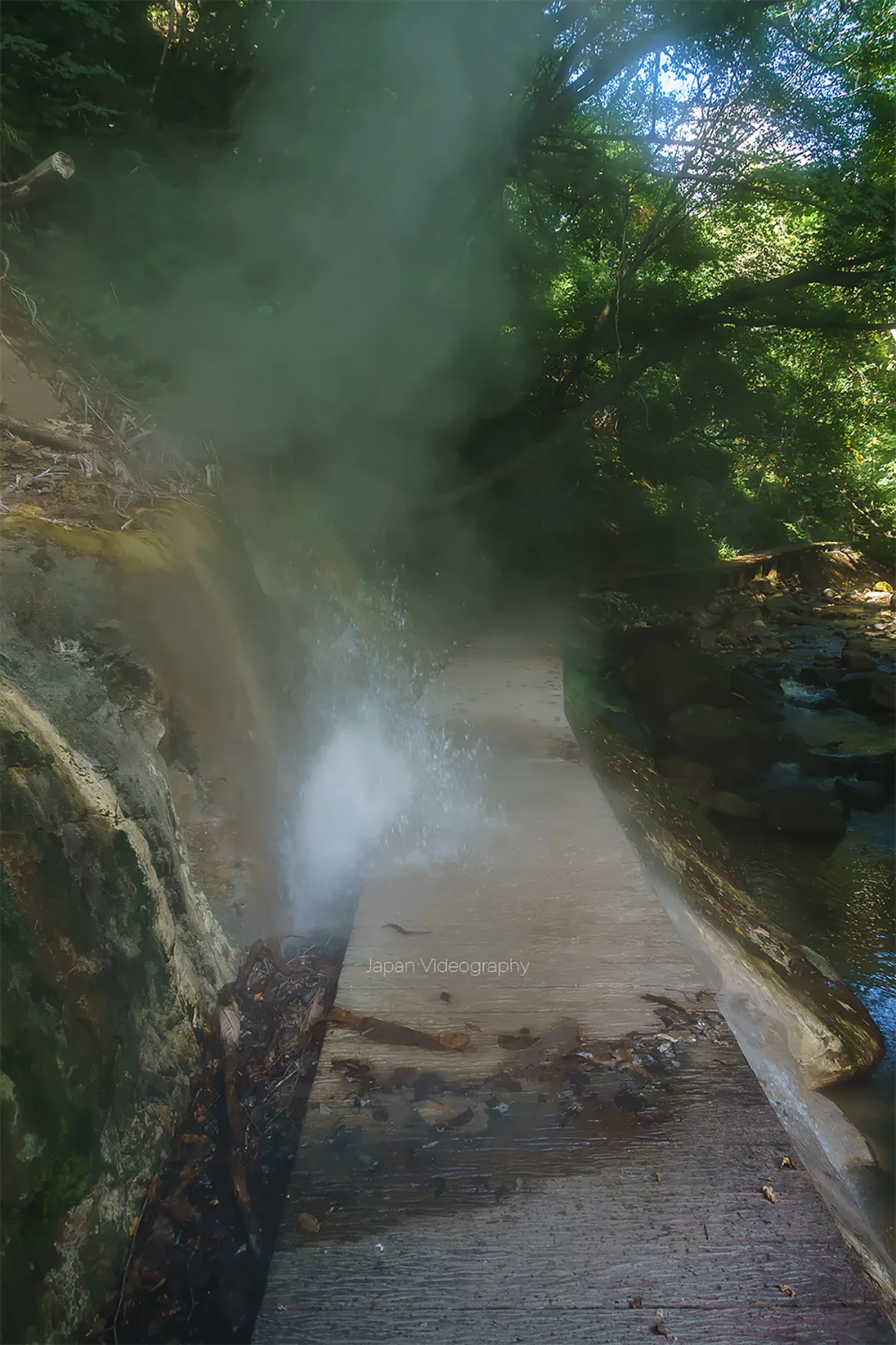 岩壁から温泉が湧き出る観光名所！鬼首・地獄谷遊歩道 | 宮城県大崎市