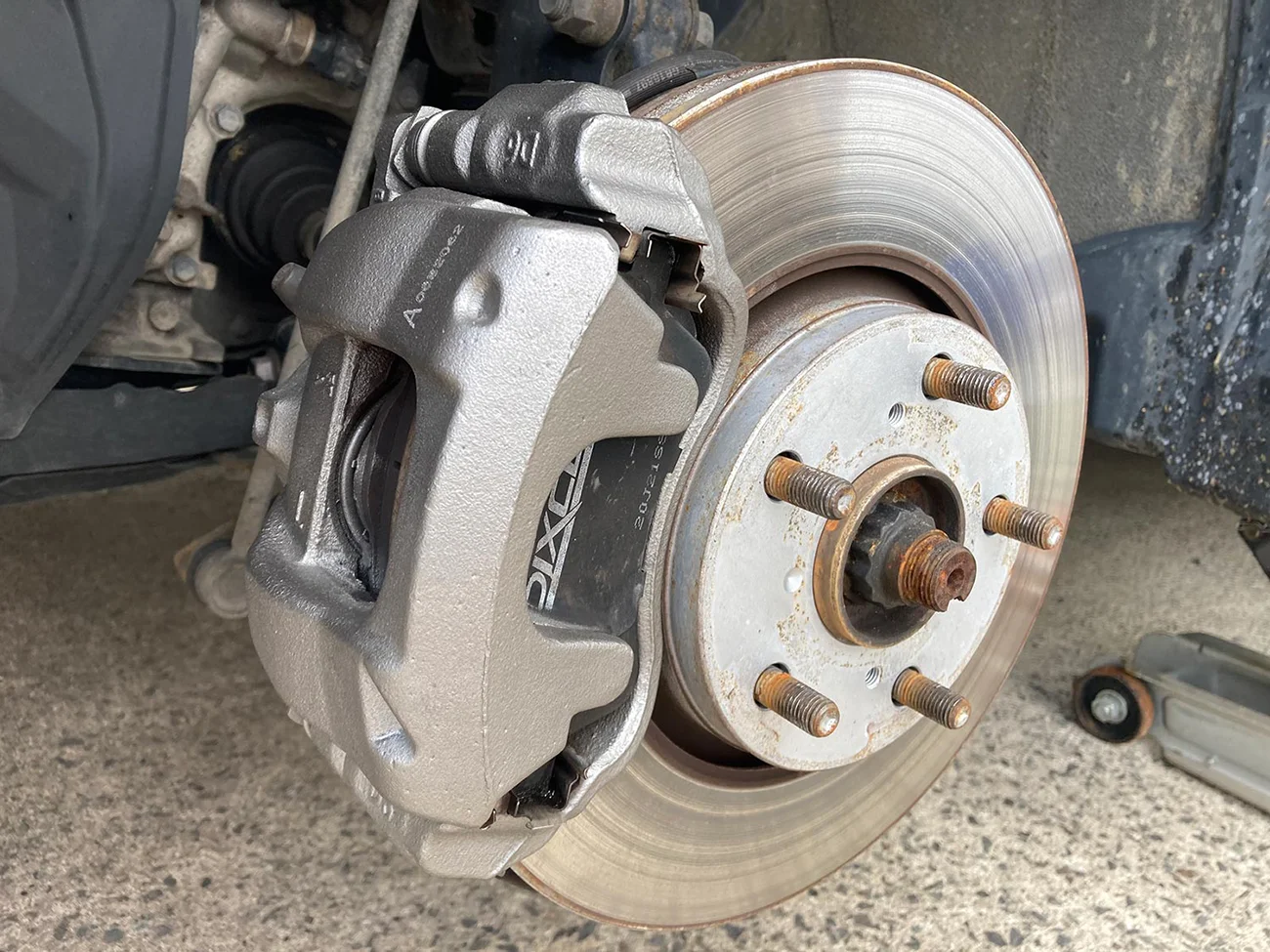 自動車の錆びたブレーキキャリパー塗装方法！耐熱チタンカラースプレーでペイント