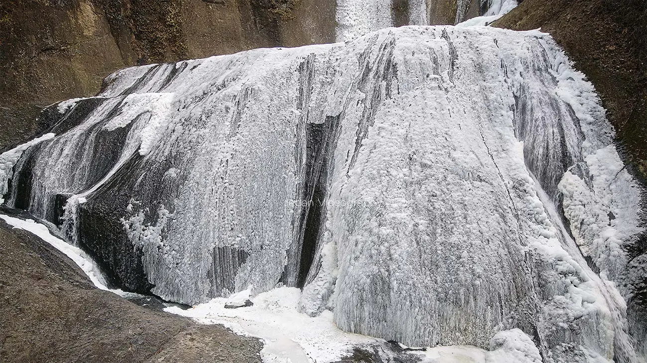 冬の日本三名瀑・水墨画のように美しい袋田の滝の氷瀑 | 茨城県大子町