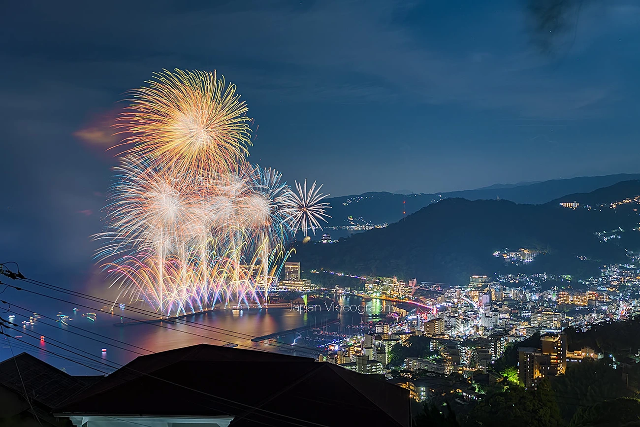 熱海温泉の夜景が美しい2022年 熱海海上花火大会 | 静岡県熱海市