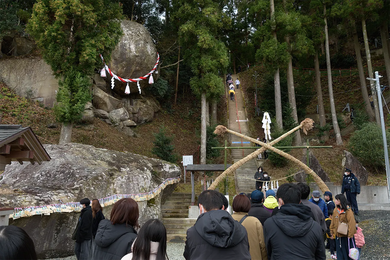釣石神社の長い石段と落ちそうで落ちない巨石
