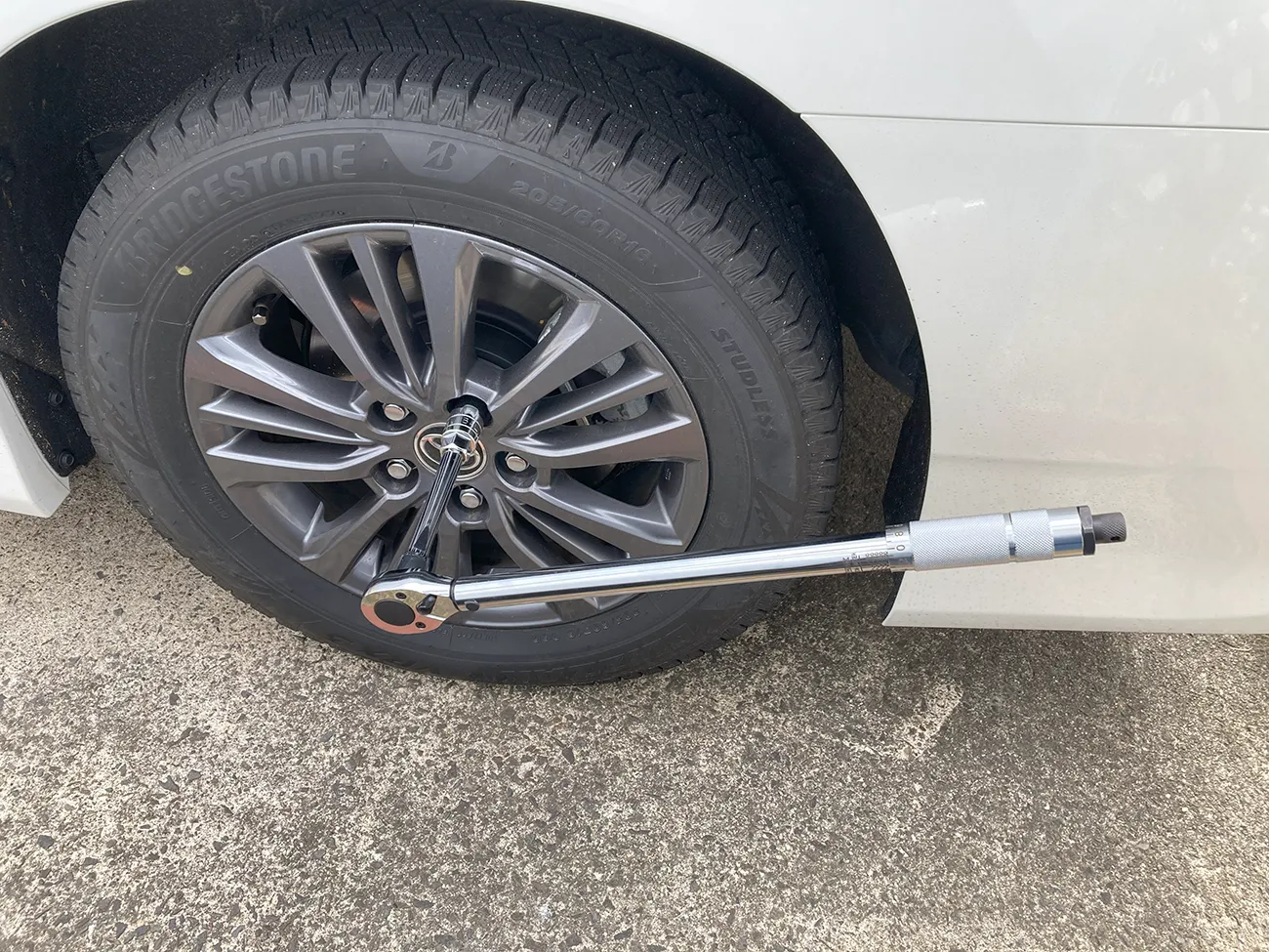 トルクレンチの使用方法！自動車のタイヤを脱落させないホイールナットの締め方！