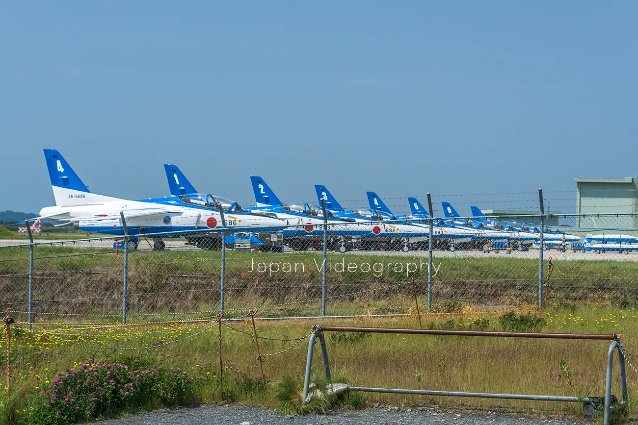 航空自衛隊松島基地の格納庫前に並ぶブルーイパルス