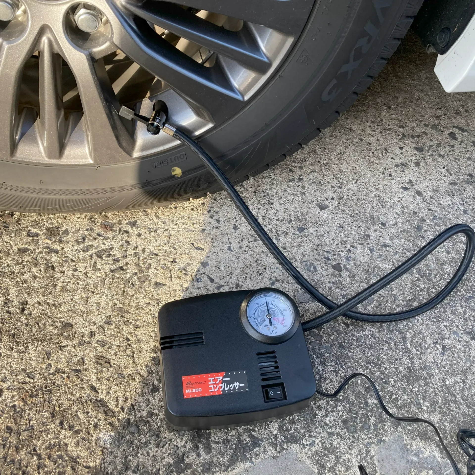 タイヤ空気重鎮エアコンプレッサー エアコンプレッサー エアーコンプレッサー DC12V タイヤ 空気入れ