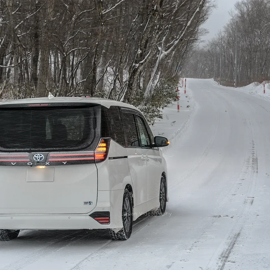 ゆき トヨタ90系ヴォクシーハイブリッドE-Fourで積雪路面の山岳道路を走行し