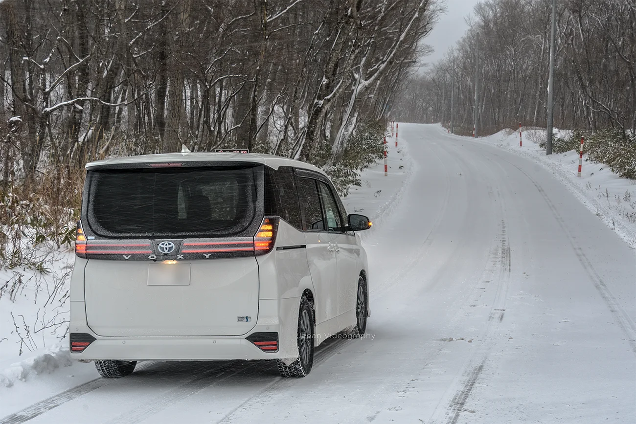 トヨタ90系ヴォクシーハイブリッドE-Fourで積雪路面の山岳道路を走行してみました！