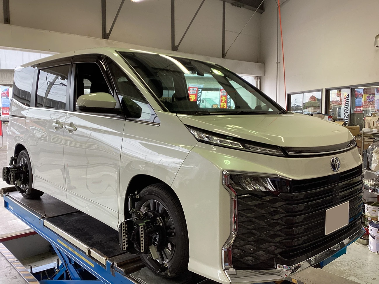 自動車の四輪ホイールアライメントは必要？燃費や走りに影響するカーメンテナンス