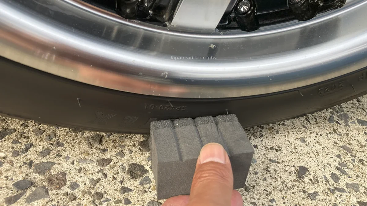 タイヤ全周にワックスを塗れるソフト99 ディグロス ピタスポ 鬼ヌリの