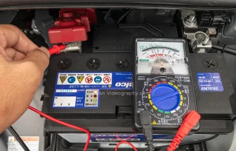 ハイブリッド車のバッテリー電圧を測定