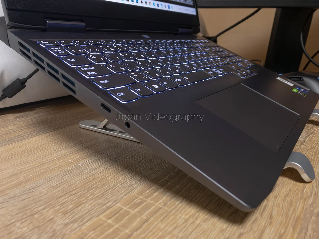 コンパクトで持ち運びに便利な折り畳み式アルミ製ノートPCスタンドのレビュー