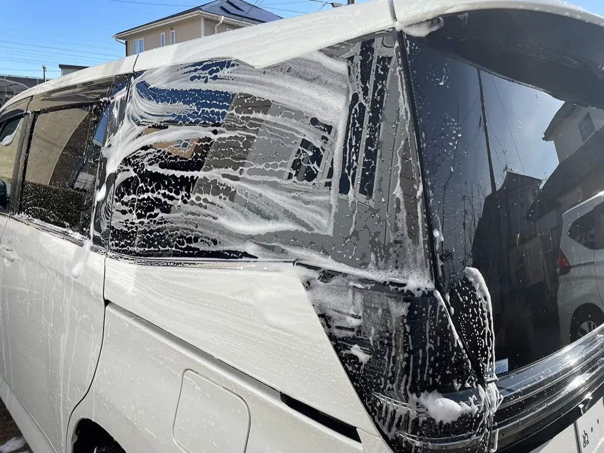 ながら洗車スノーシャンプーのレビュー｜車に傷を付けない泡立ち最強