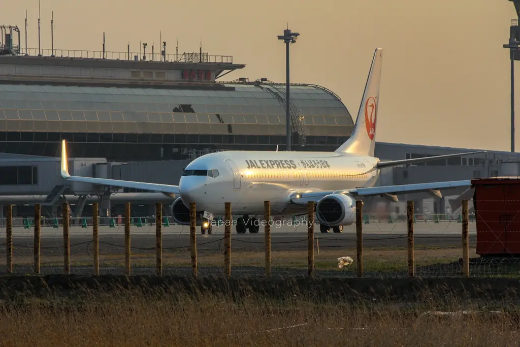 仙台空港復旧初日の日本航空のボーイング737-800