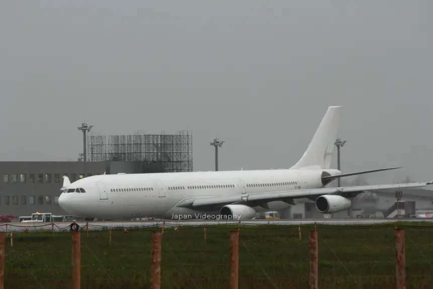 仙台空港から離陸するハイフライ航空 エアバスA340-300