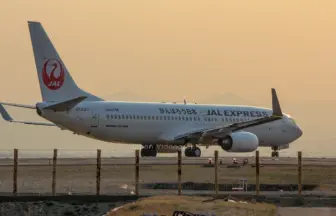 日本航空 ボーイング 737-800 震災後初めて仙台空港から離陸