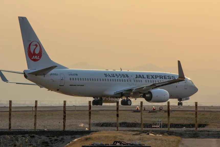 日本航空 ボーイング 737-800 震災後初めて仙台空港から離陸