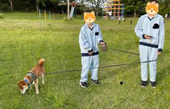 柴犬りゅうのすけの散歩を担当する姉妹を撮った公園での写真