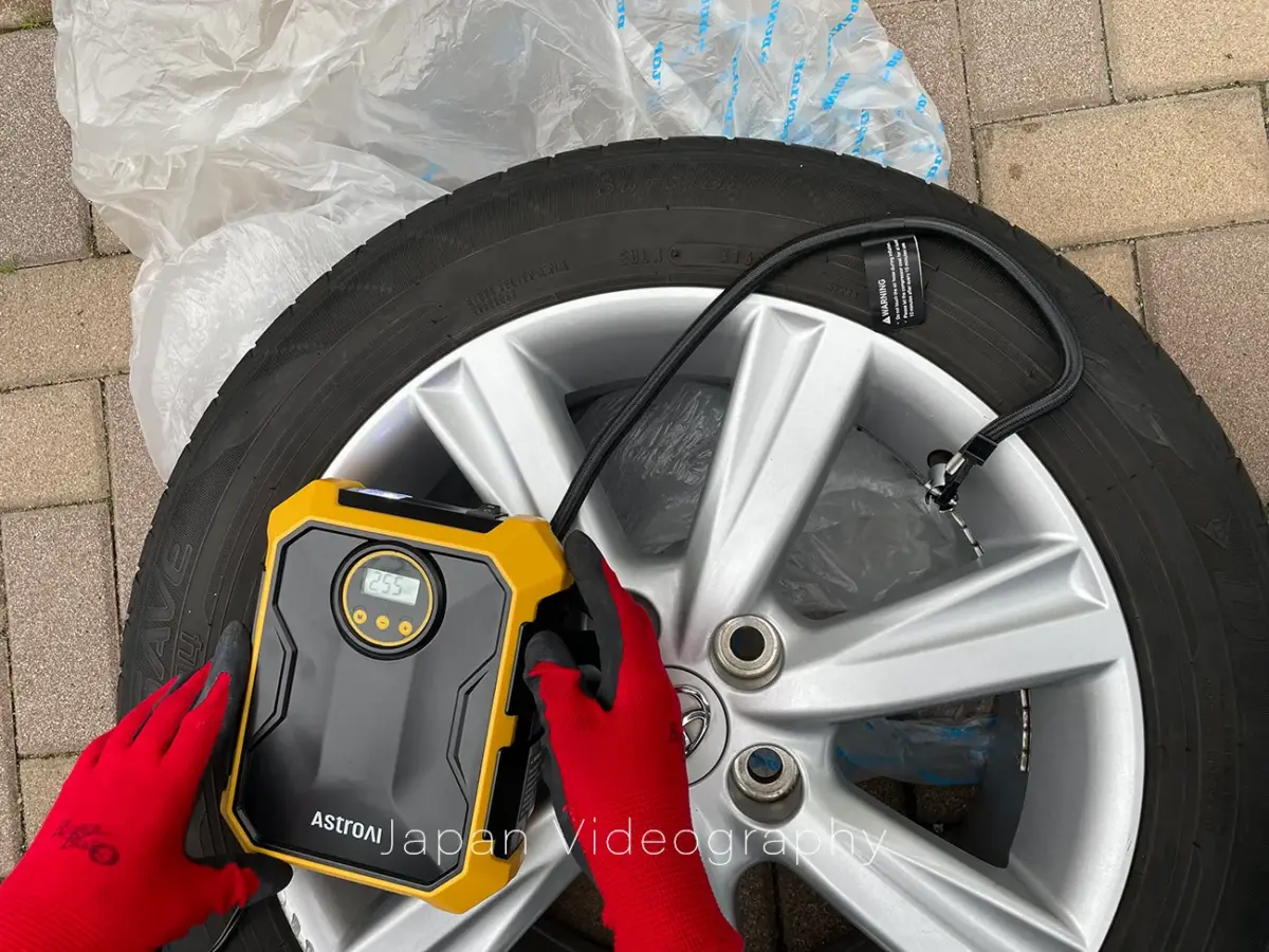 自動車タイヤにラクラク空気入れ！AstroAI電動エアーコンプレッサーの