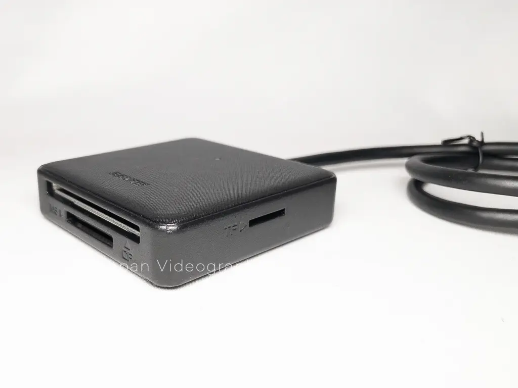 BENFEI USB 3.0/USB-C 4-in-1カードリーダー→側面カード挿入口