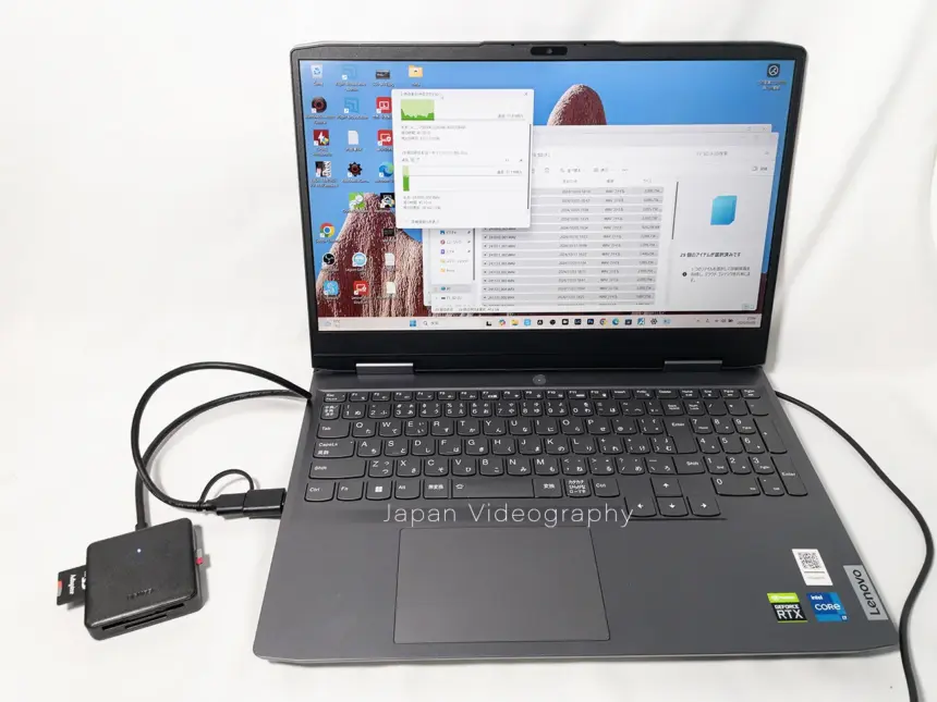 BENFEI USB 3.0/USB-C 4-in-1カードリーダーをPCに接続した状態