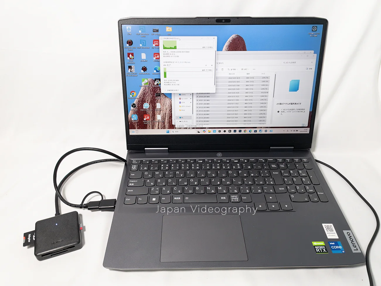 BENFEI USB 3.0/USB-C 4-in-1カードリーダーをPCに接続した状態