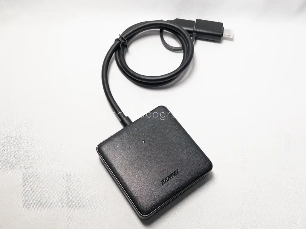 BENFEI USB 3.0/USB-C 4-in-1カードリーダー上から見た外観