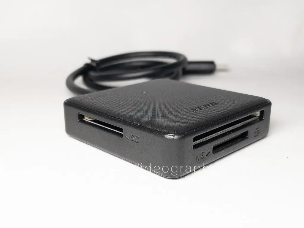 BENFEI USB 3.0/USB-C 4-in-1カードリーダー左側面カード挿入口
