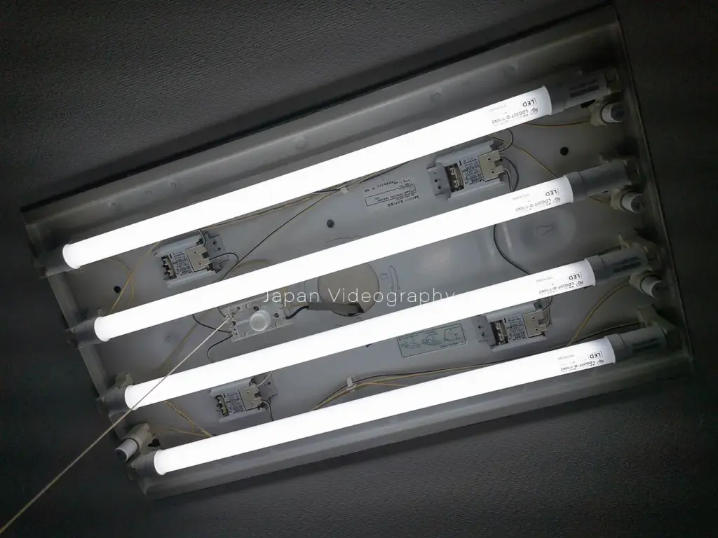 アイリスオーヤマの20W型直管LEDランプ取り付け後の点灯状態