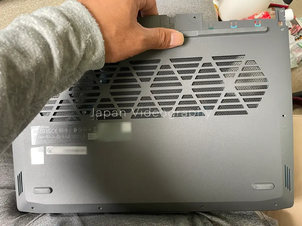 LENOVO LOQ 15IRH8の裏カバーを取り外す
