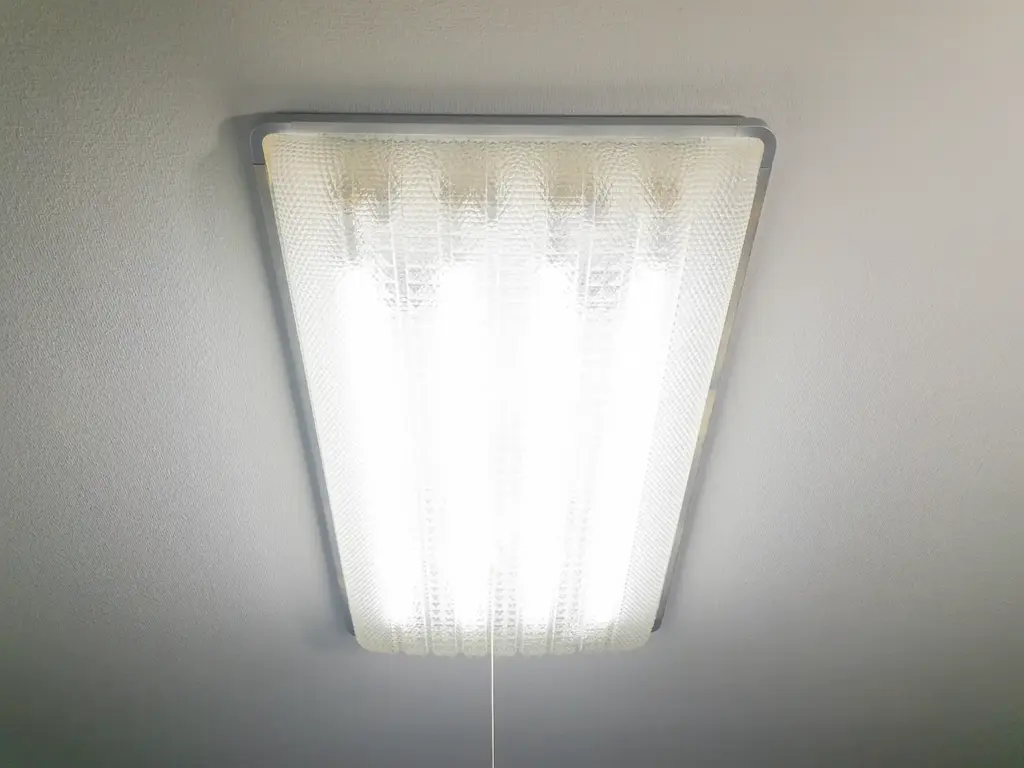 アイリスオーヤマの20W型直管LEDランプ取り付け後の点灯状態