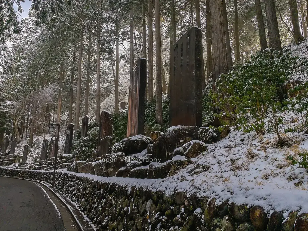 埼玉県秩父市 表参道に並ぶ石碑