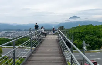 埼玉県秩父市 秩父ミューズパーク 旅立ちの丘と武甲山