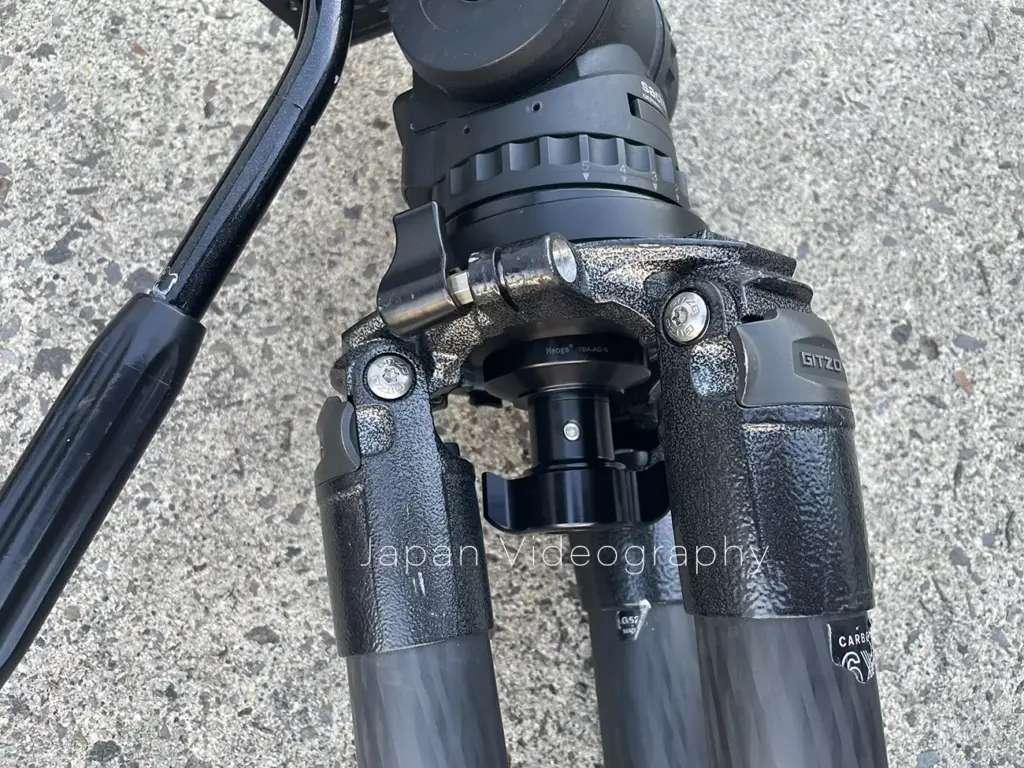 ジッツォジャイアントを閉じた時にHaoge Tie Down Short Threadedノブが当たっていない状態