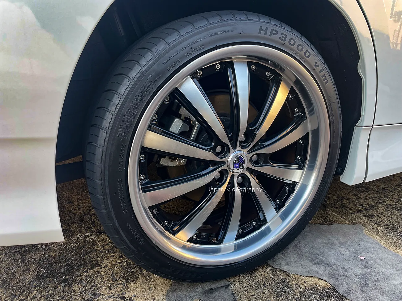 SOFT99の水性タイヤワックス ディグロス鬼黒 塗布1ヶ月半後の艶