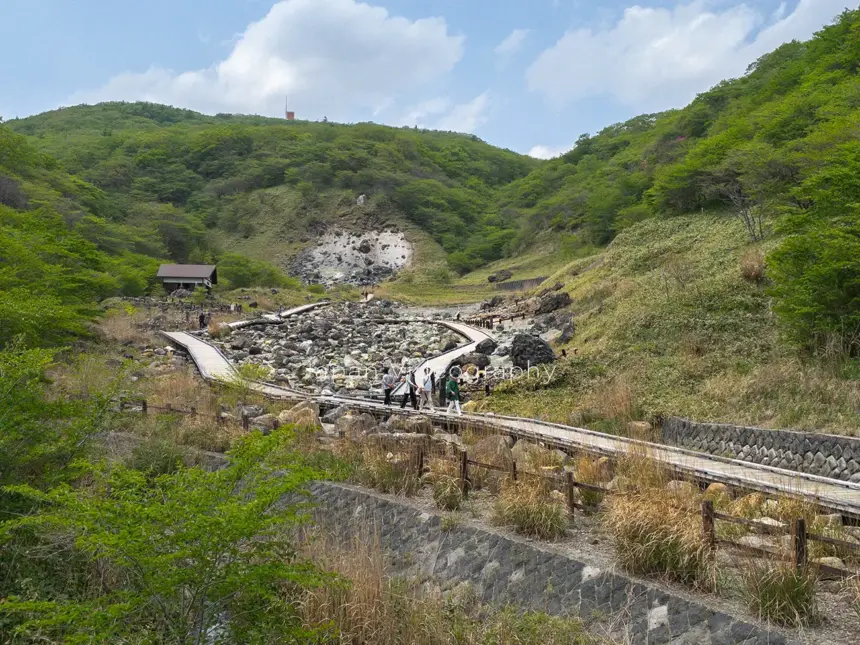 栃木県那須郡那須町 駐車場から眺める殺生石園地全景の景色
