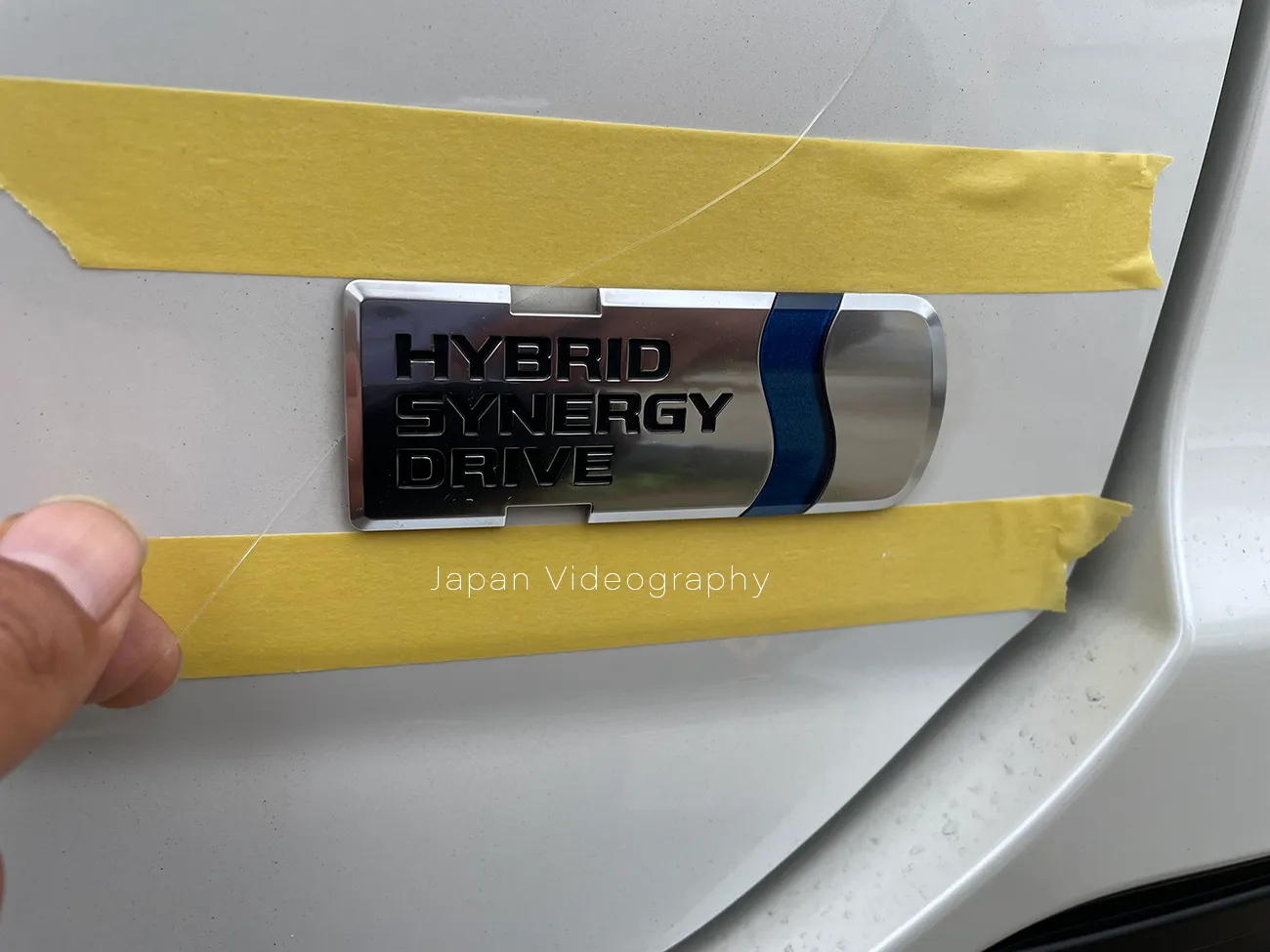 HYBRID SYNERGY DRIVEエンブレムを取り外す