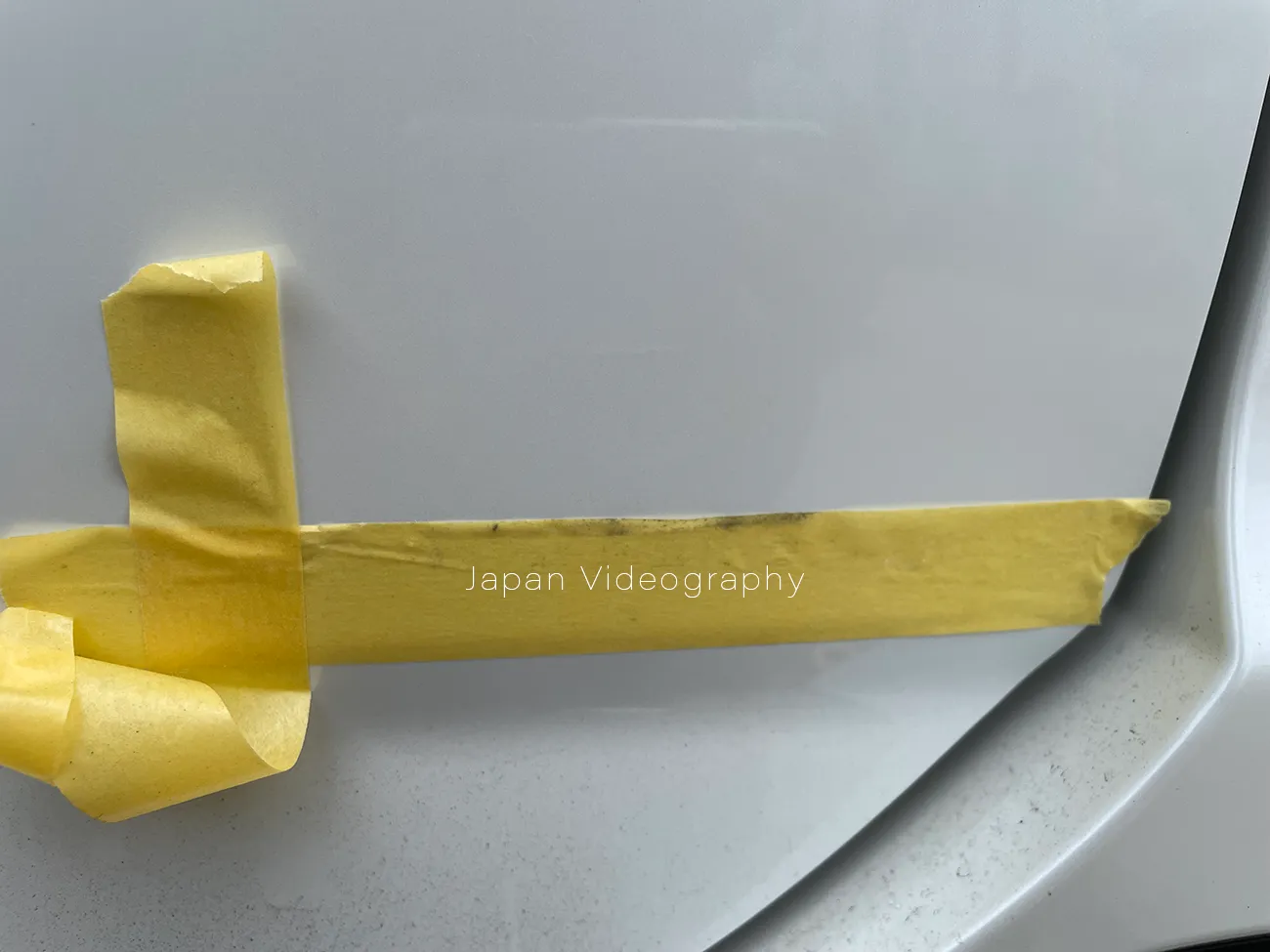 エンブレムの位置決め用マスキングテープを元に戻す