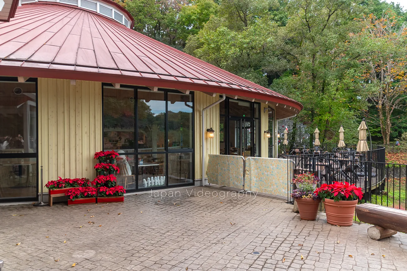 ムーミンバレーパークのレットゥララウンジ前のポインセチア