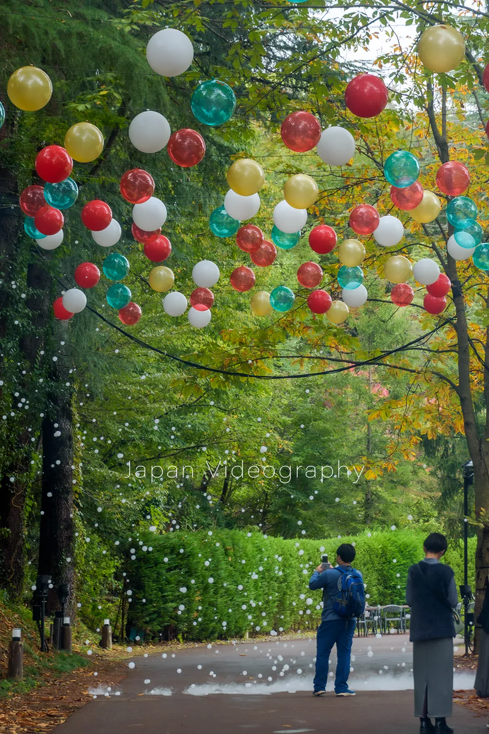 バルーンスカイと雪を表現したシャボン玉が舞う雪玉の道