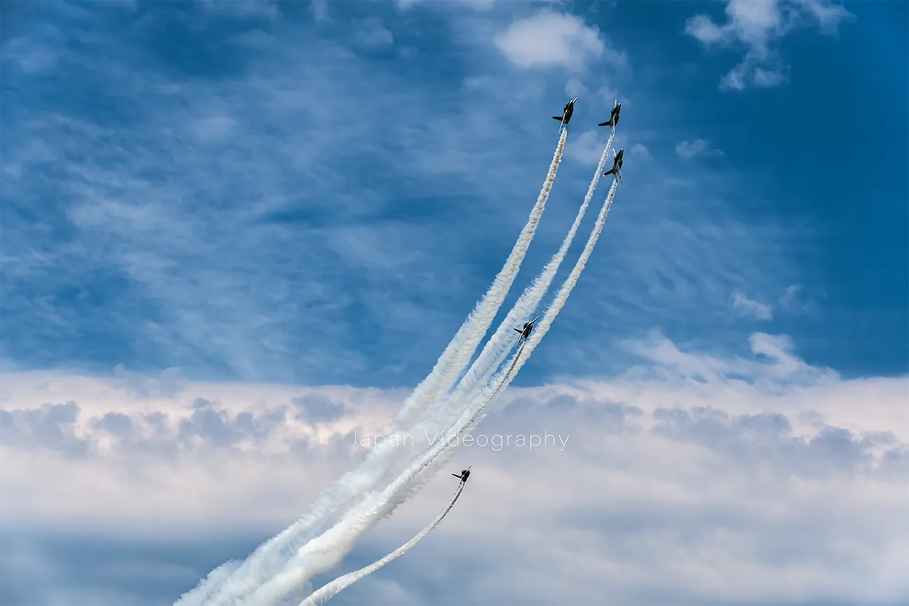 展示飛行中のブルーインパルス