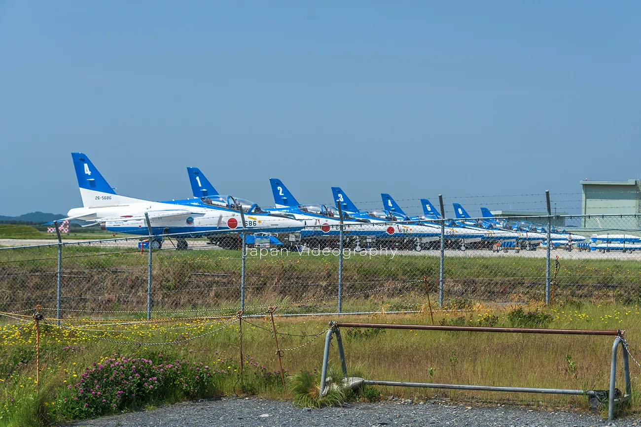 タンクを準備しているブルーインパルス