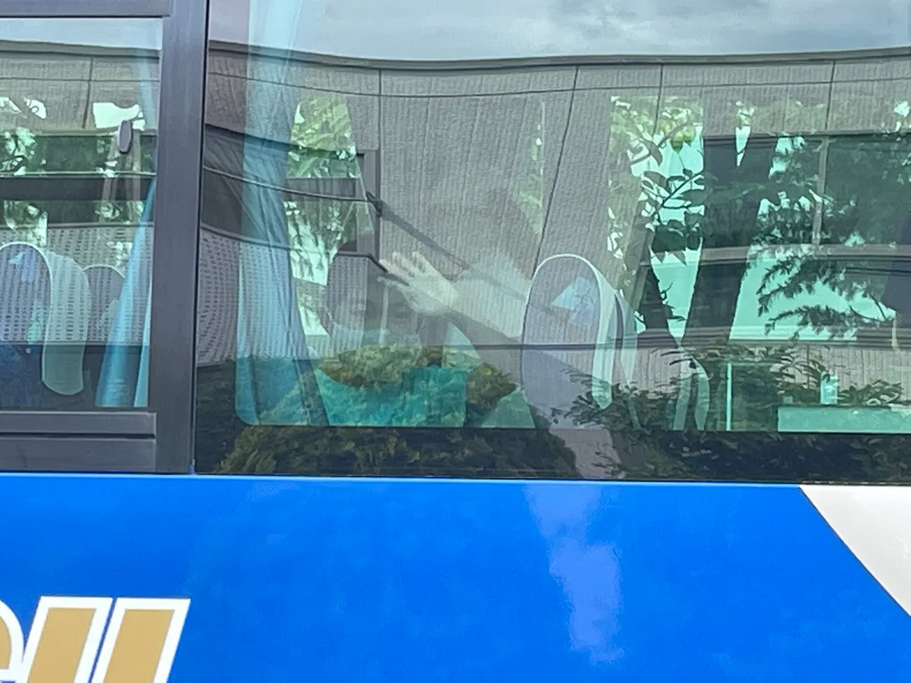 野外学習でバスに乗る小学生のいっくん