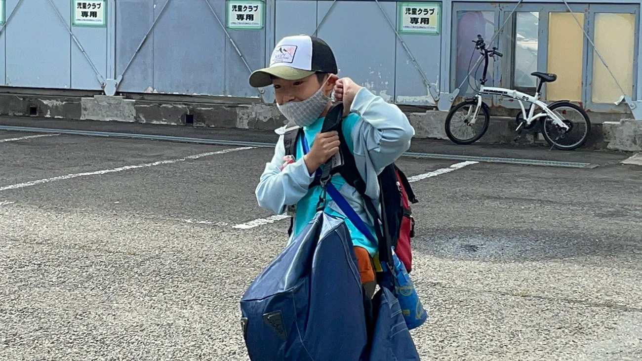 野外学習に行く小学生のいっくん