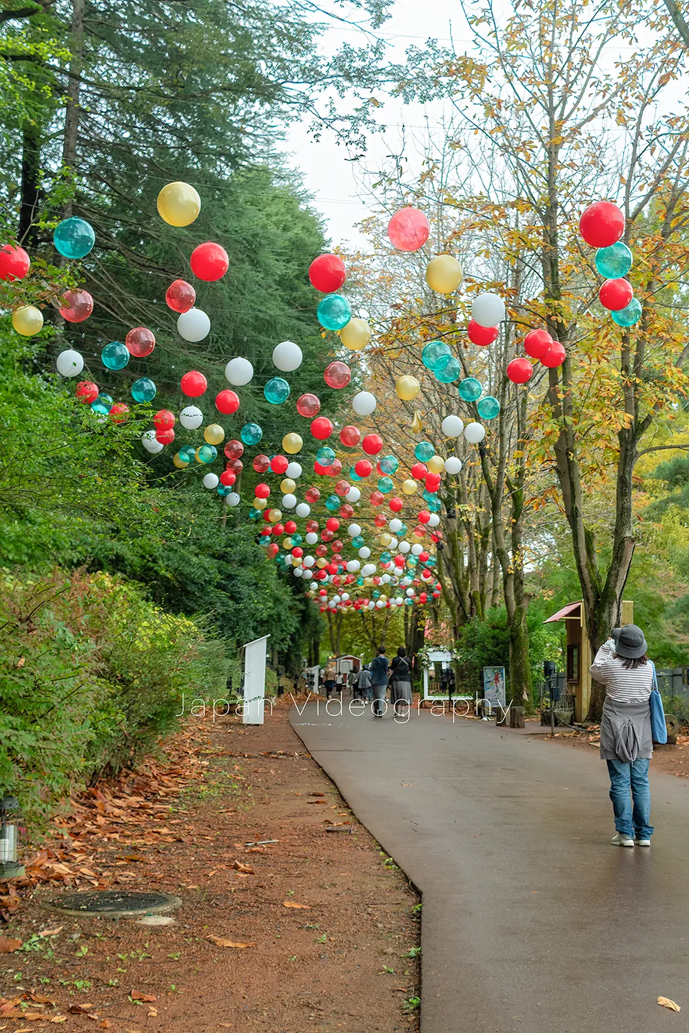 バルーンスカイと雪を表現したシャボン玉が舞う雪玉の道