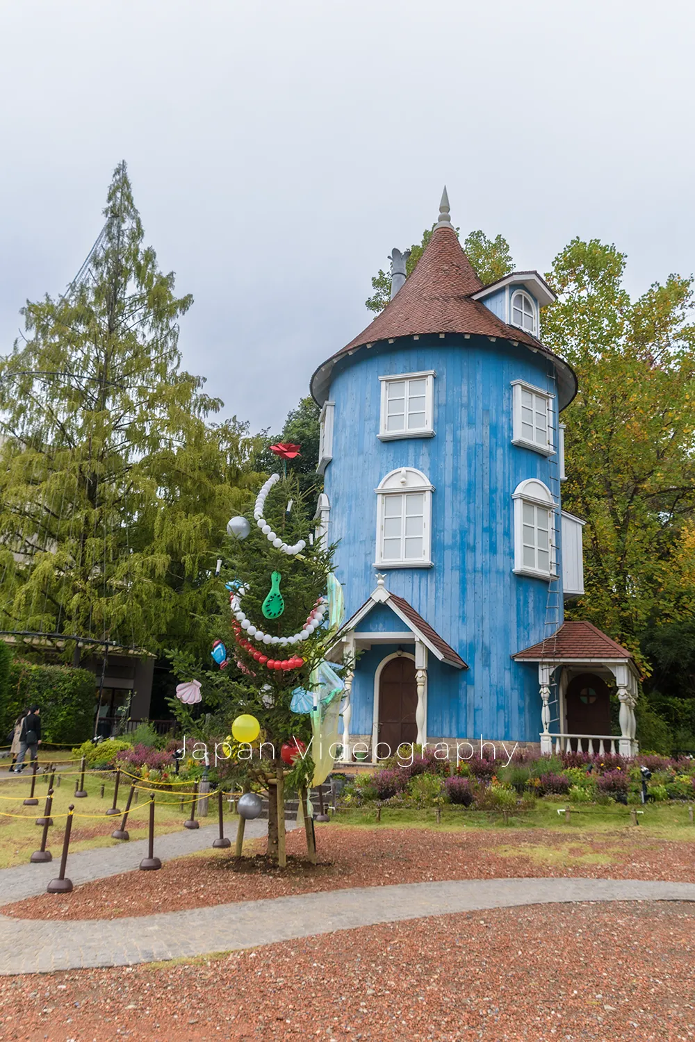 ムーミン屋敷前のもみの木 ムーミン谷のクリスマス仕様の飾りつけ
