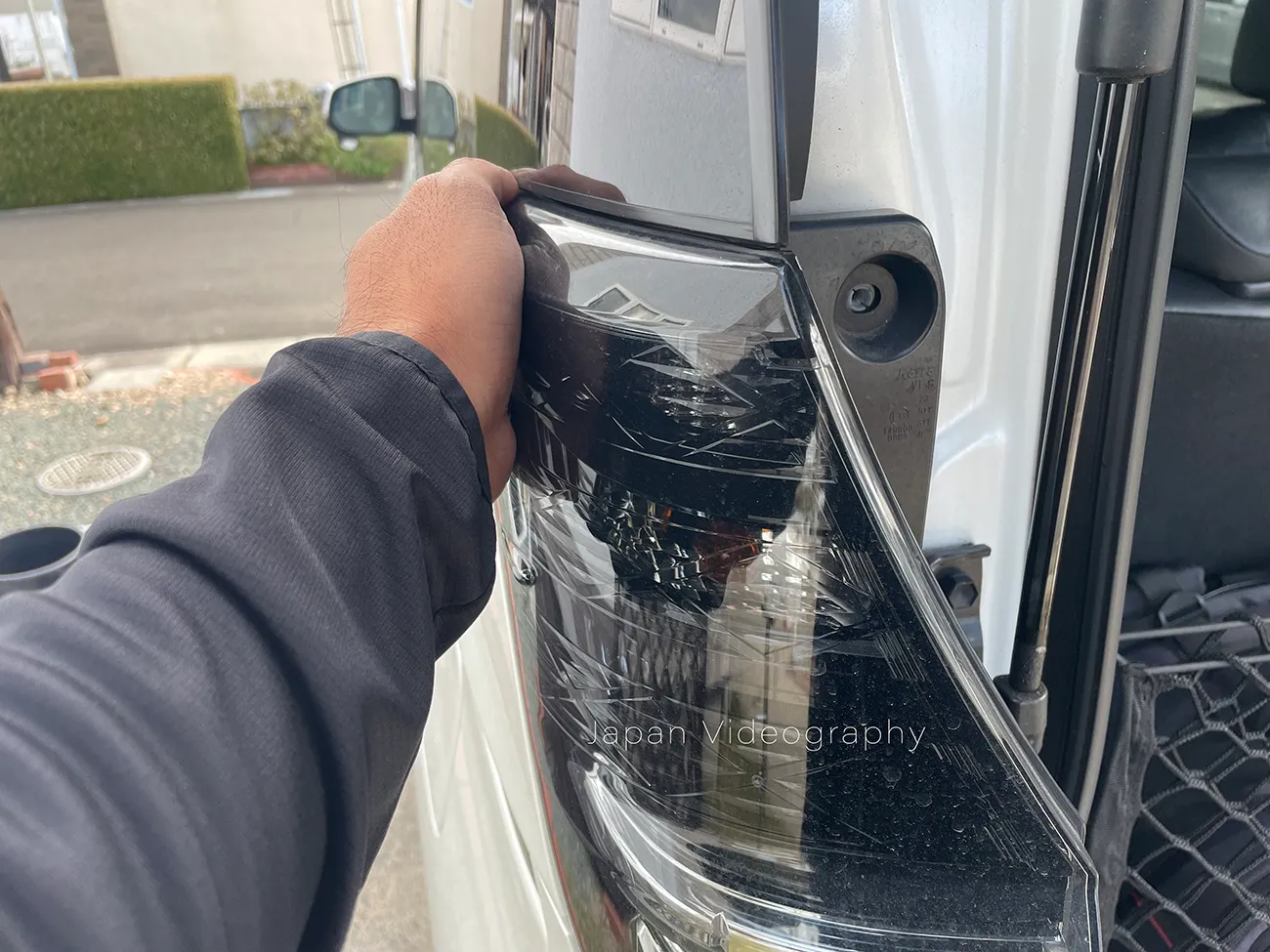 90系ヴォクシーの外側テールランプの取り外し方